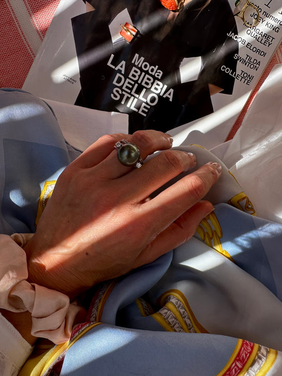 Anello con perla e due brillanti