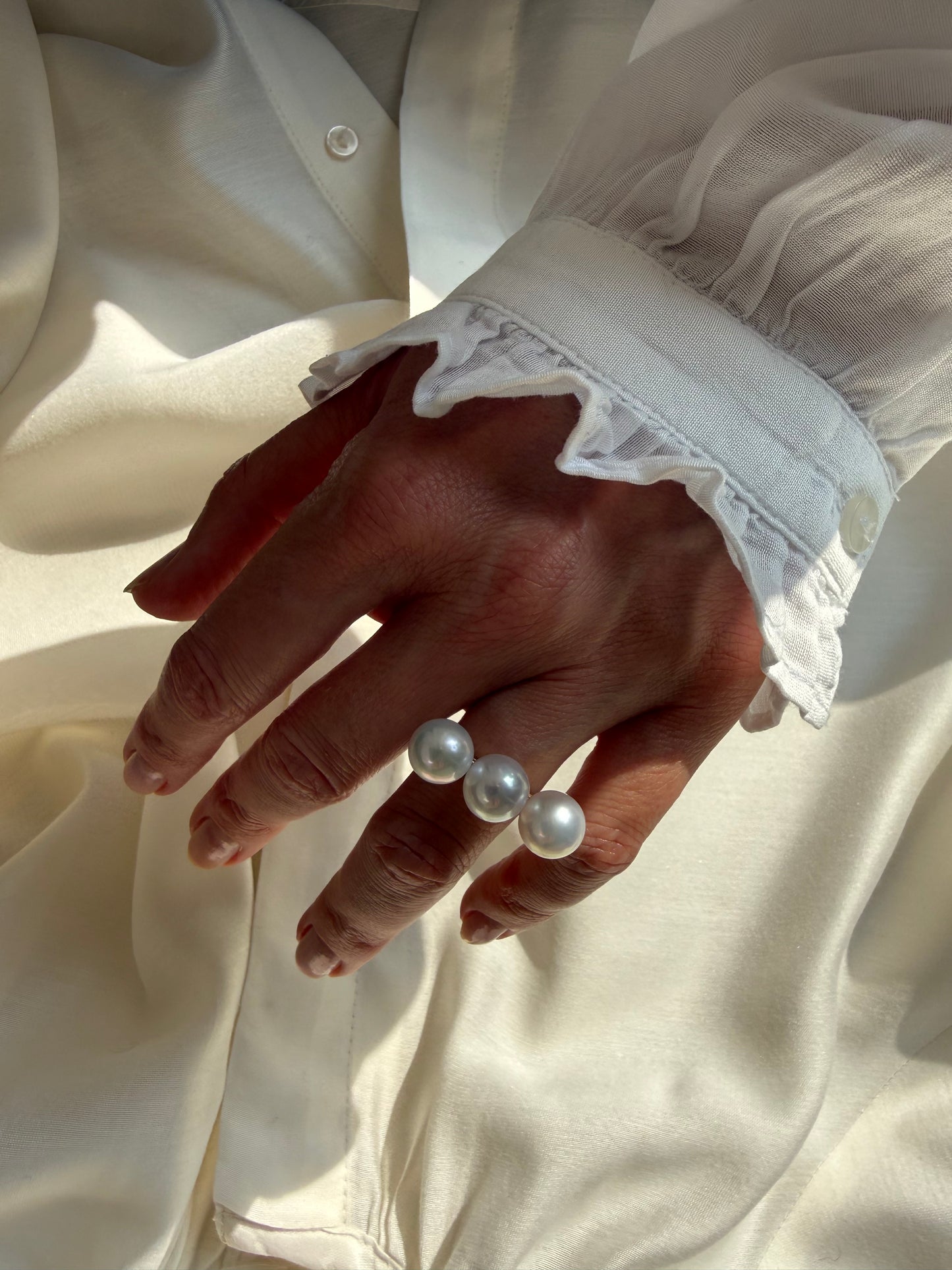 Yellow gold ring with 3 Japanese pearls