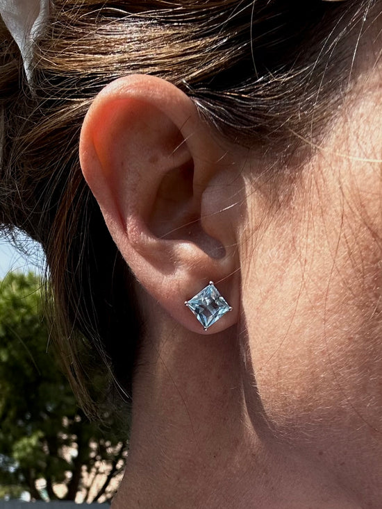 Orecchini in oro con topazio azzurro