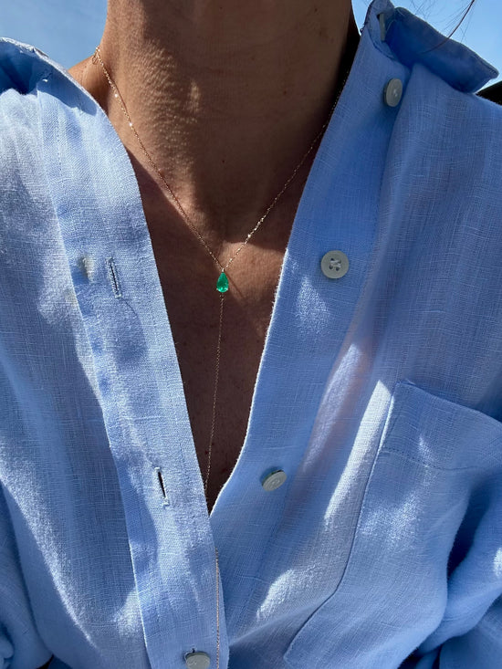 Sautoir in oro con goccia di smeraldo 0.85