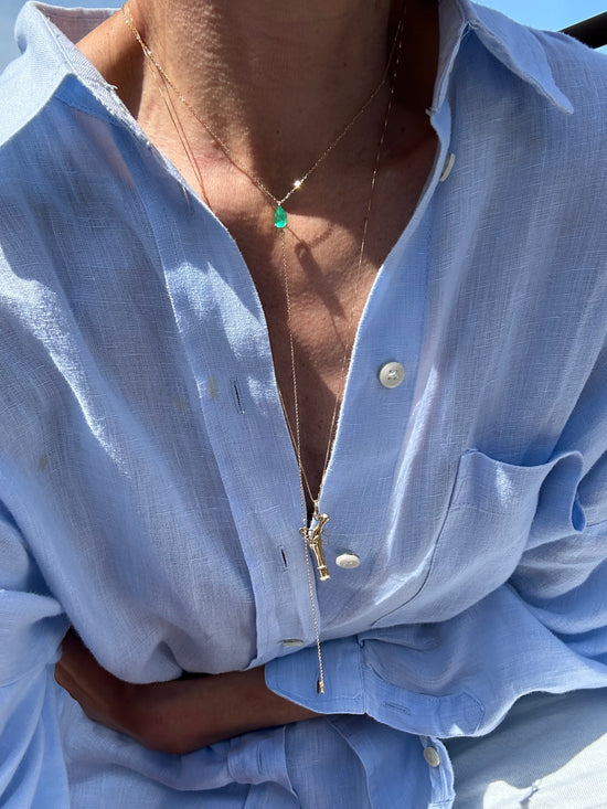 Sautoir in oro con goccia di smeraldo 0.85