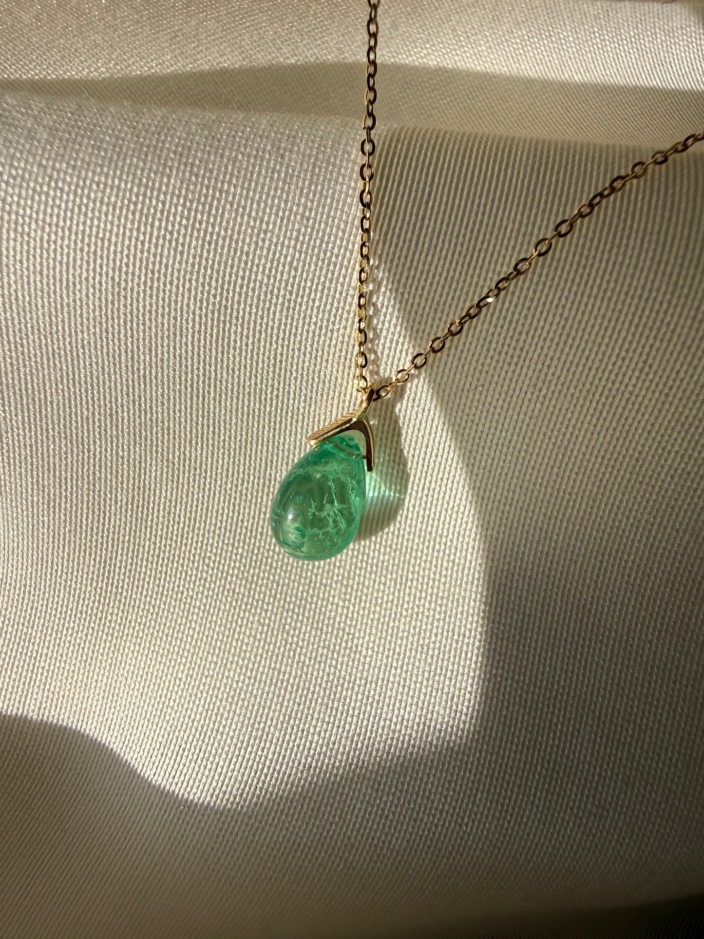 Изумрудная капля на цепочке