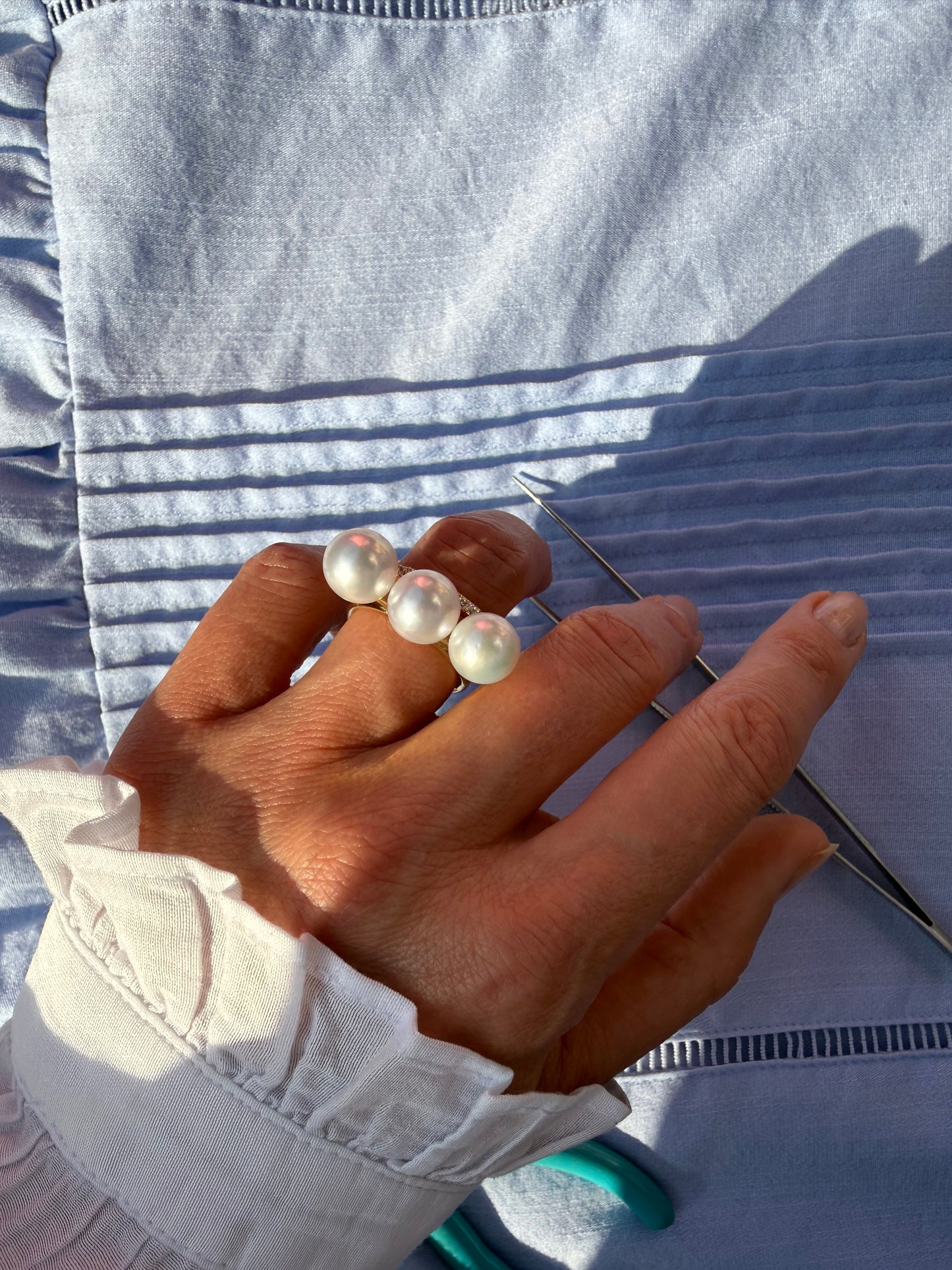 Yellow gold ring with 3 Japanese pearls