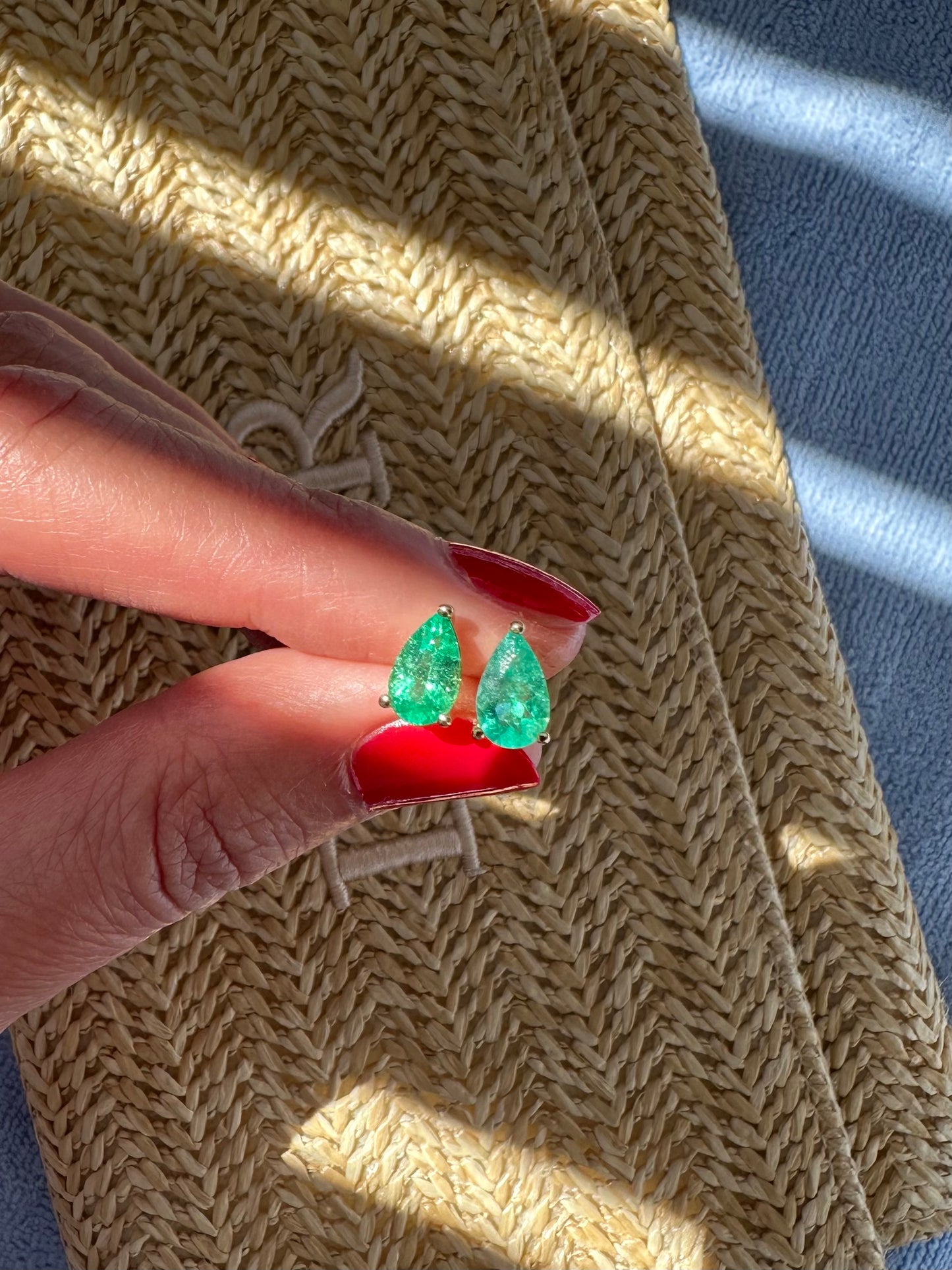 Orecchini in oro con goccine di smeraldo 1.50