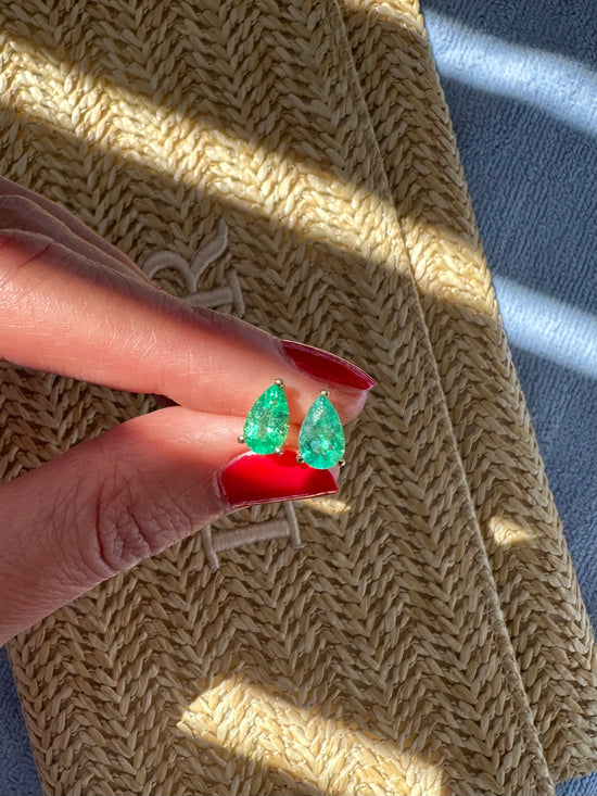 Orecchini in oro con goccine di smeraldo 1.50