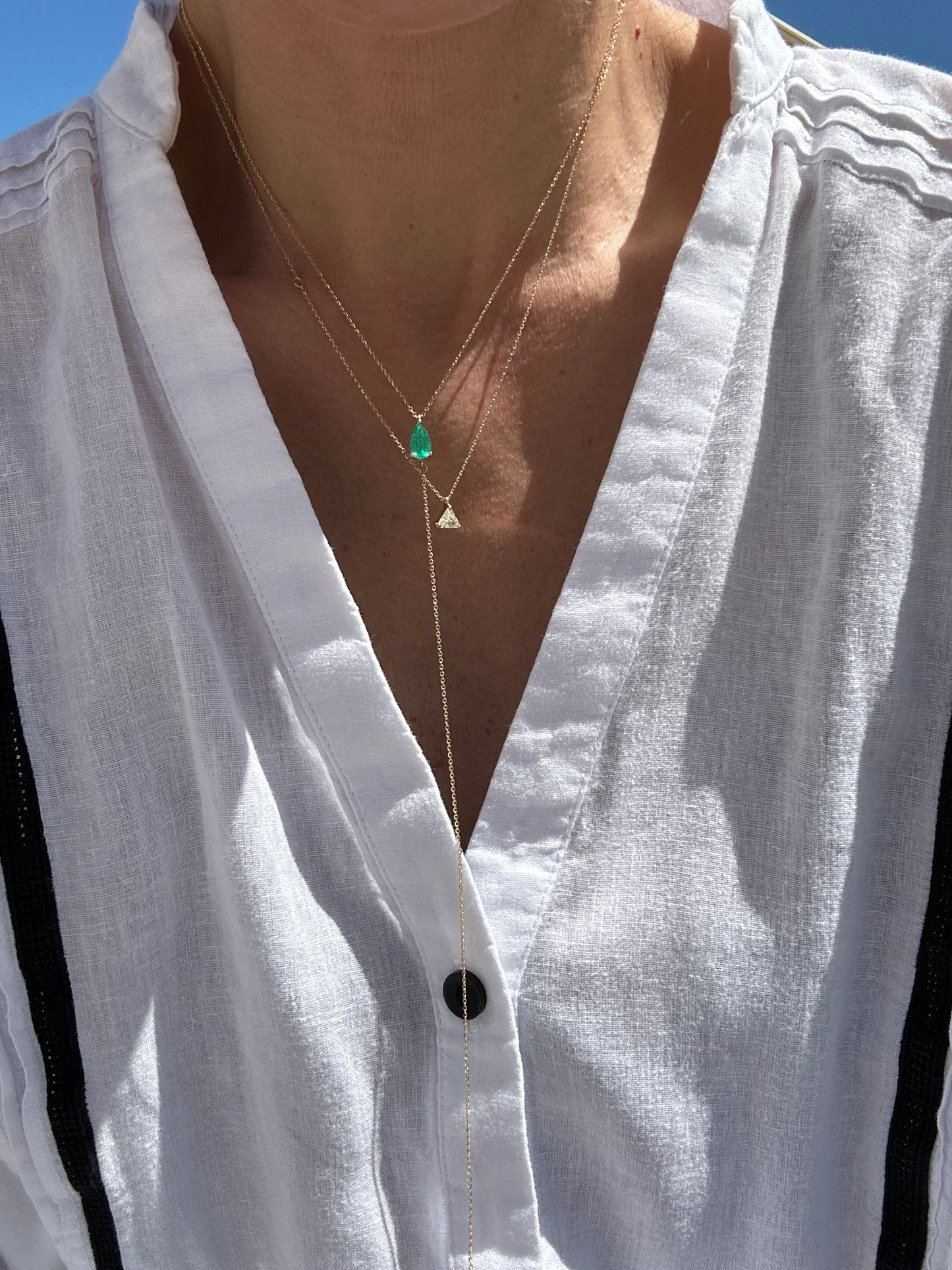 Sautoir in oro con goccia di smeraldo 0.85