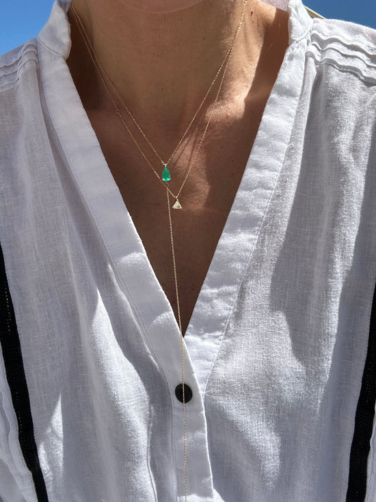 Sautoir in oro con goccia di smeraldo 0.85