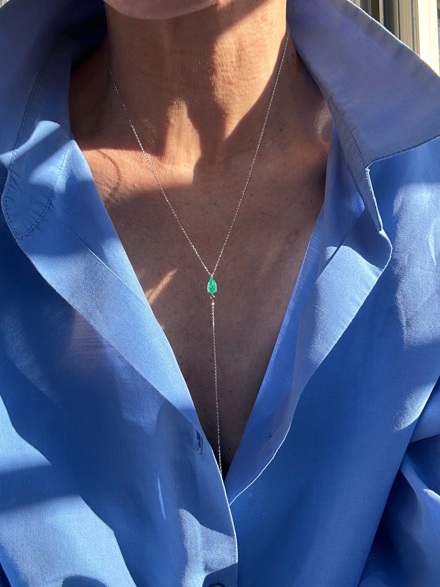 Sautoir in oro con goccia di smeraldo 0.85