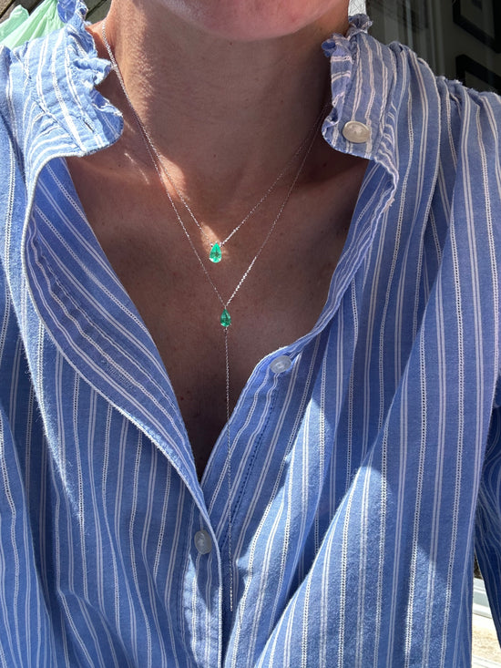 Sautoir in oro con goccia di smeraldo 0.85