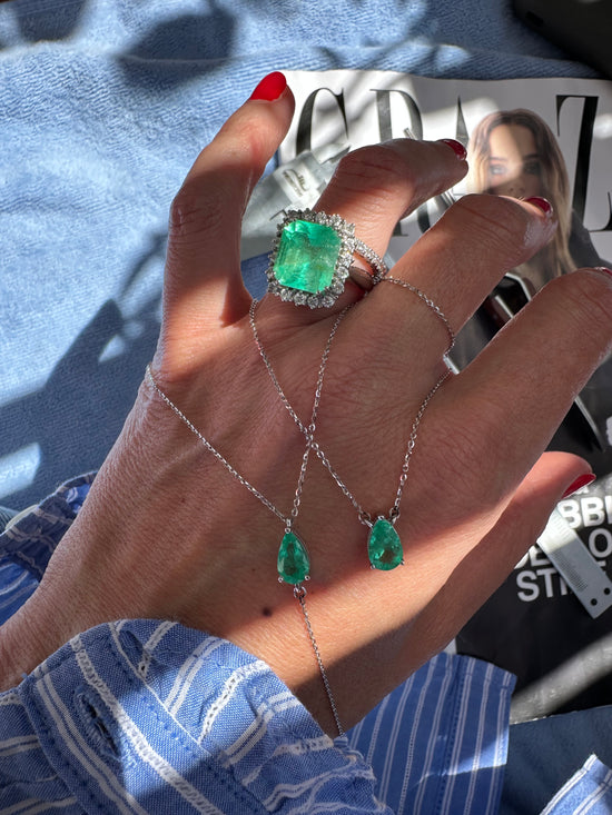 Catenina in oro con goccia di smeraldo 0.75