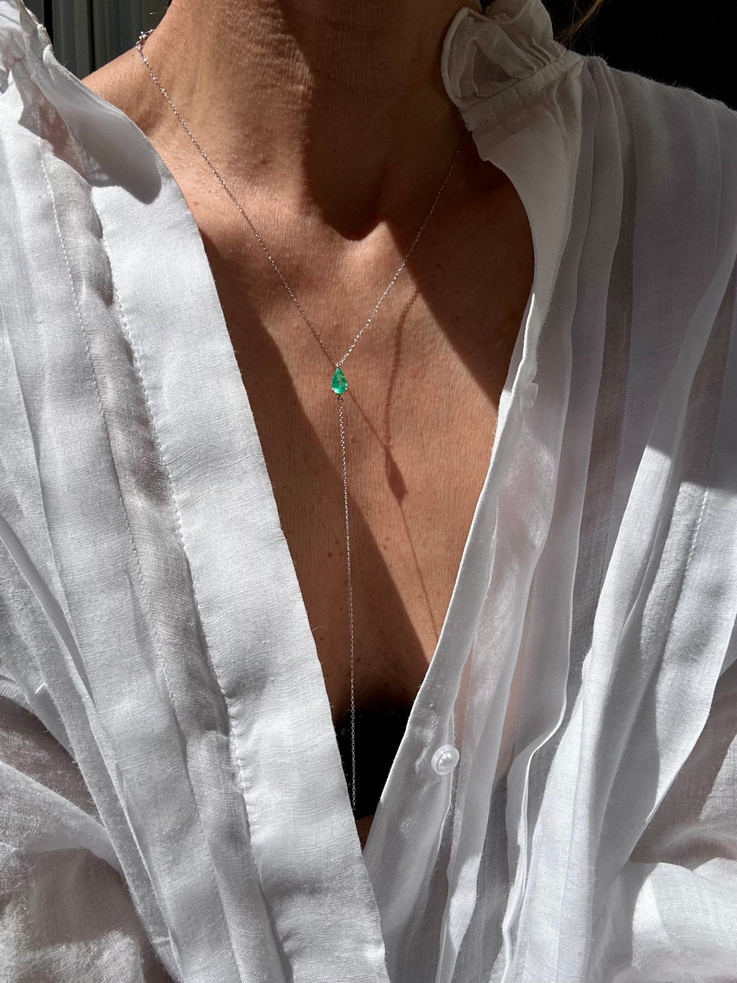 Sautoir in oro con goccia di smeraldo 0.85