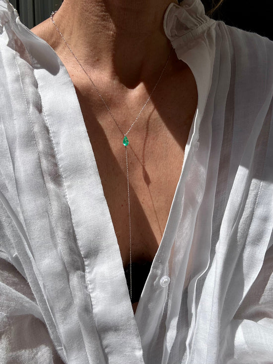 Sautoir in oro con goccia di smeraldo 0.85