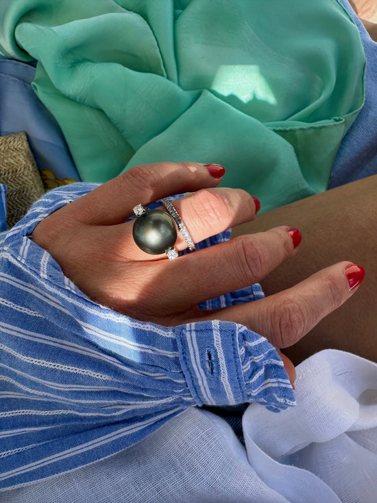 Anello con perla e due brillanti