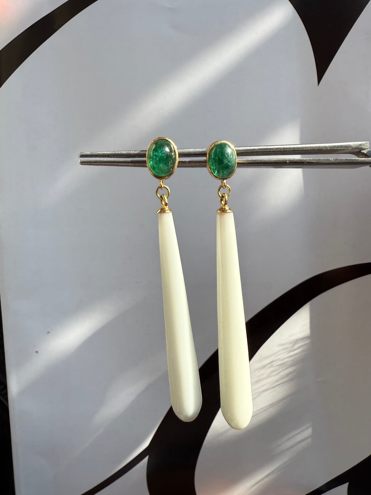 Orecchini smeraldo e agata bianca