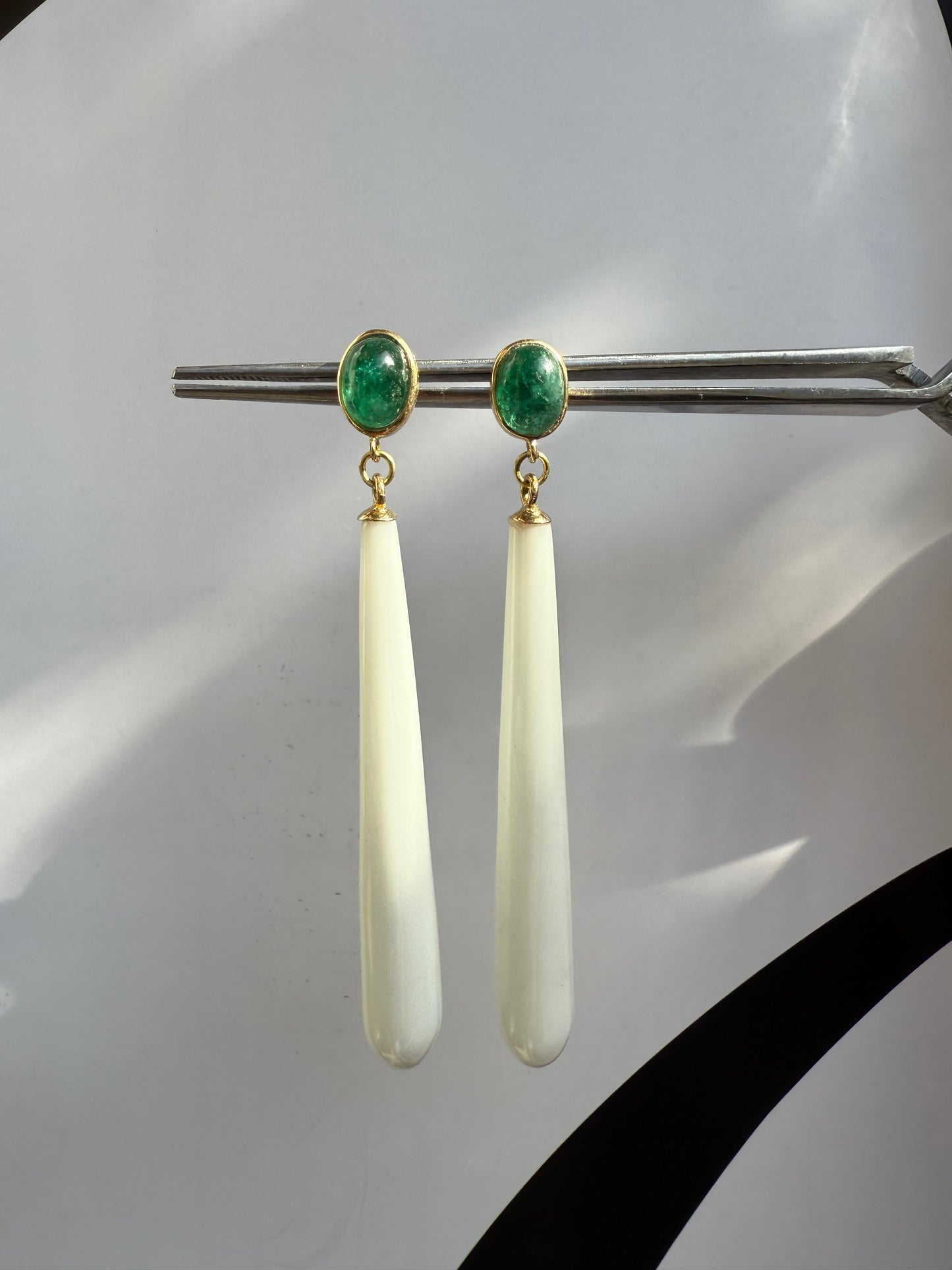 Orecchini smeraldo e agata bianca