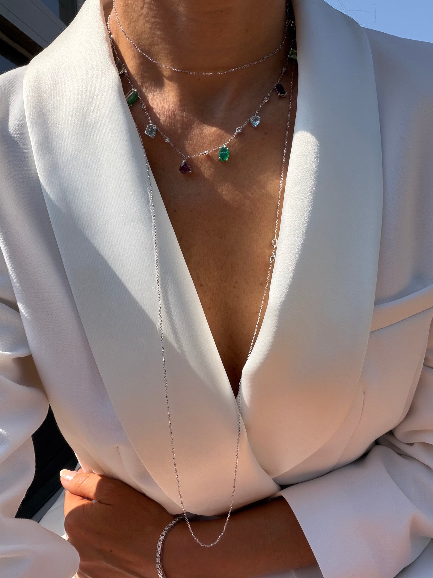 Catenina con pietre preziose pendenti in oro bianco