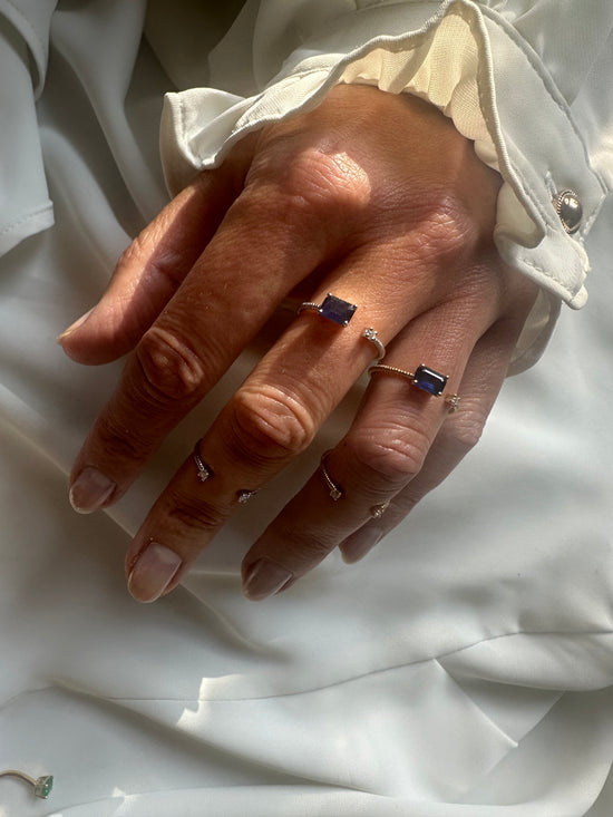 Anello con zaffiro e diamantino