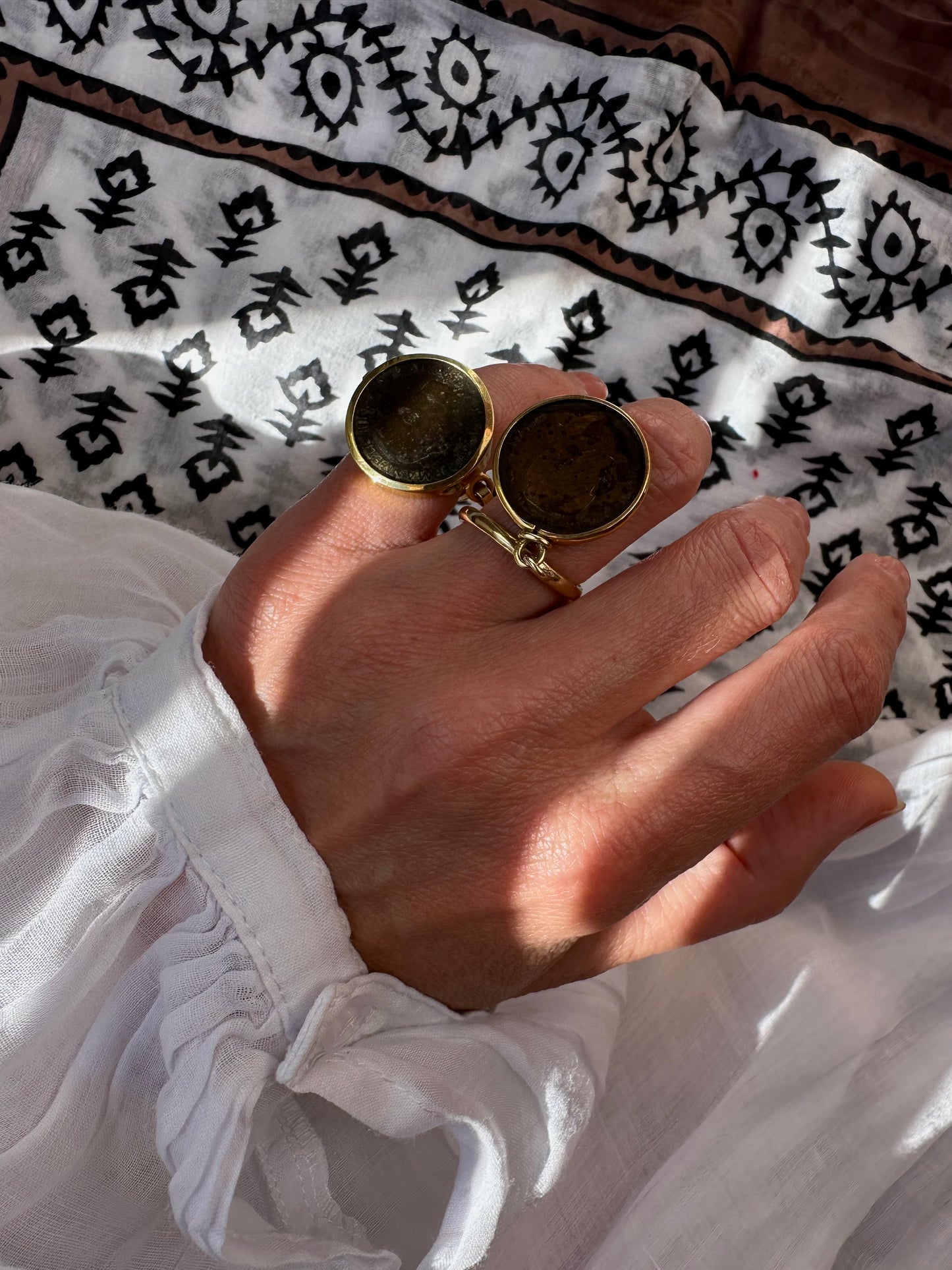 Anello con moneta a ciondolo