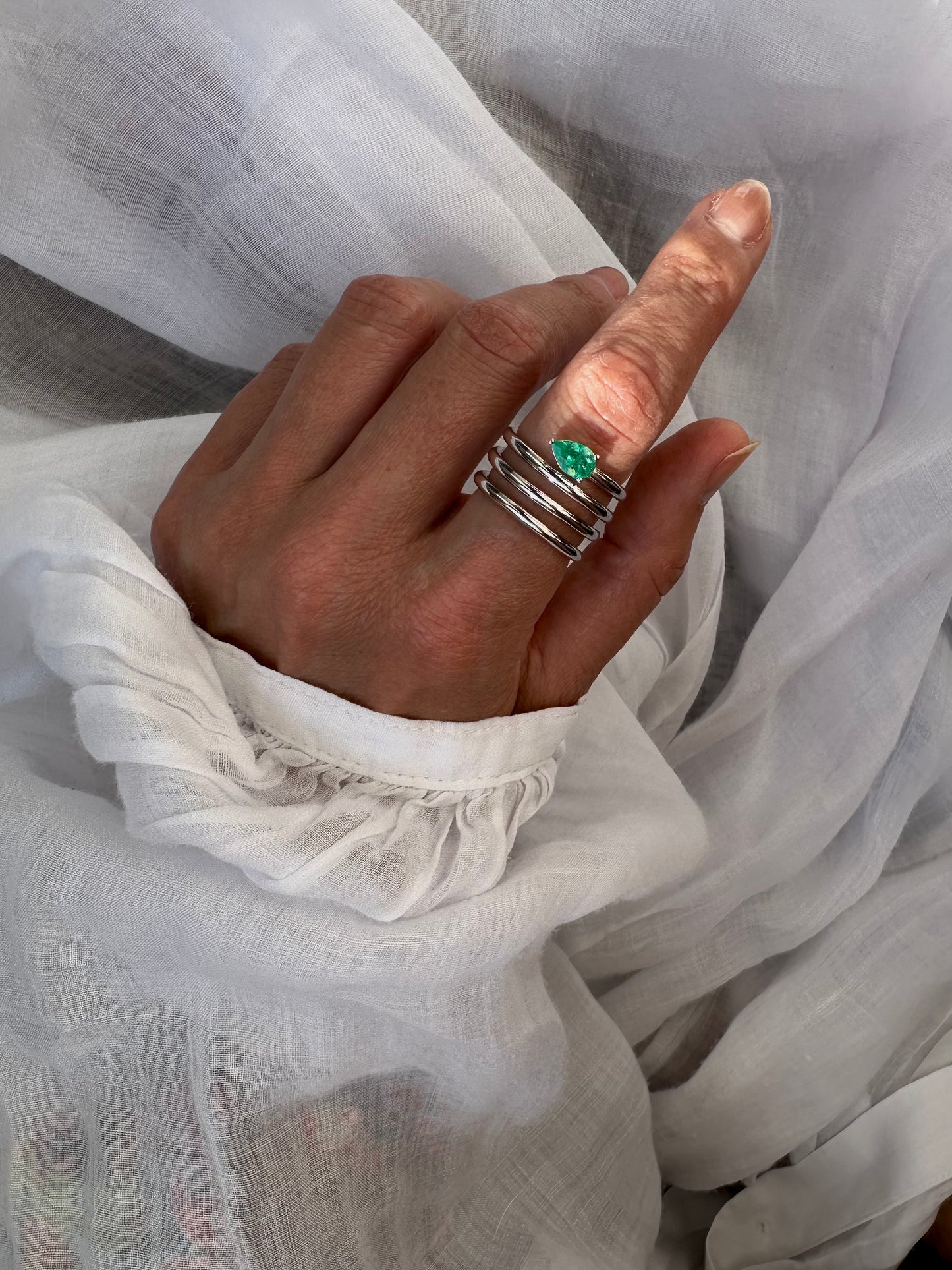 Anello a spirale con smeraldo