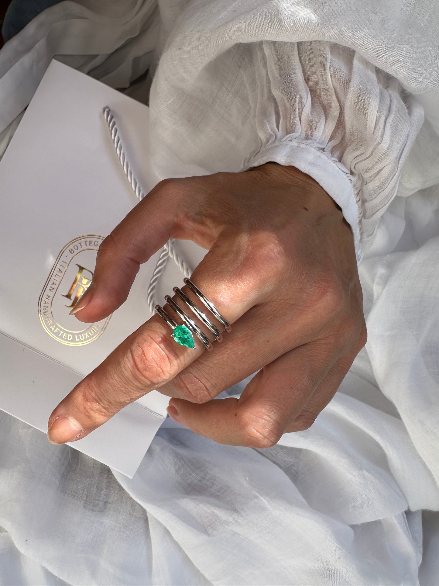 Anello a spirale con smeraldo