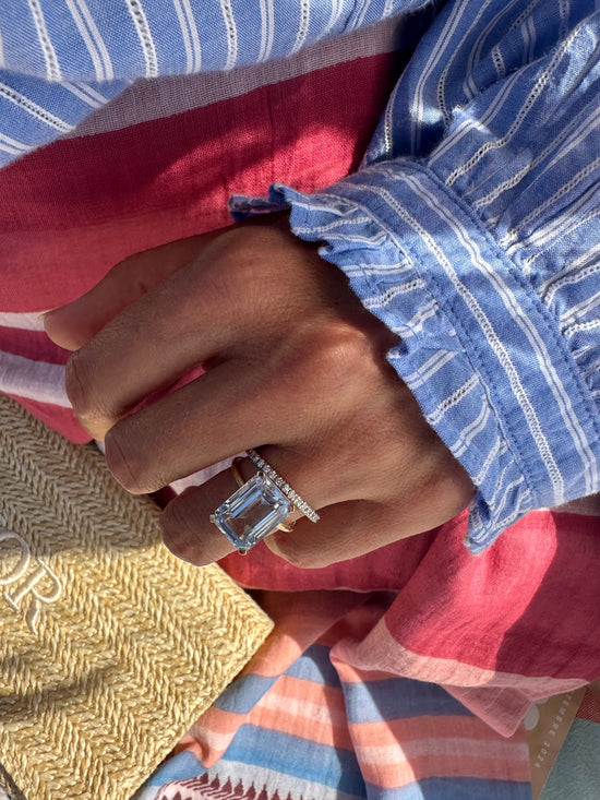 Anello con topazio azzurro taglio smeraldo