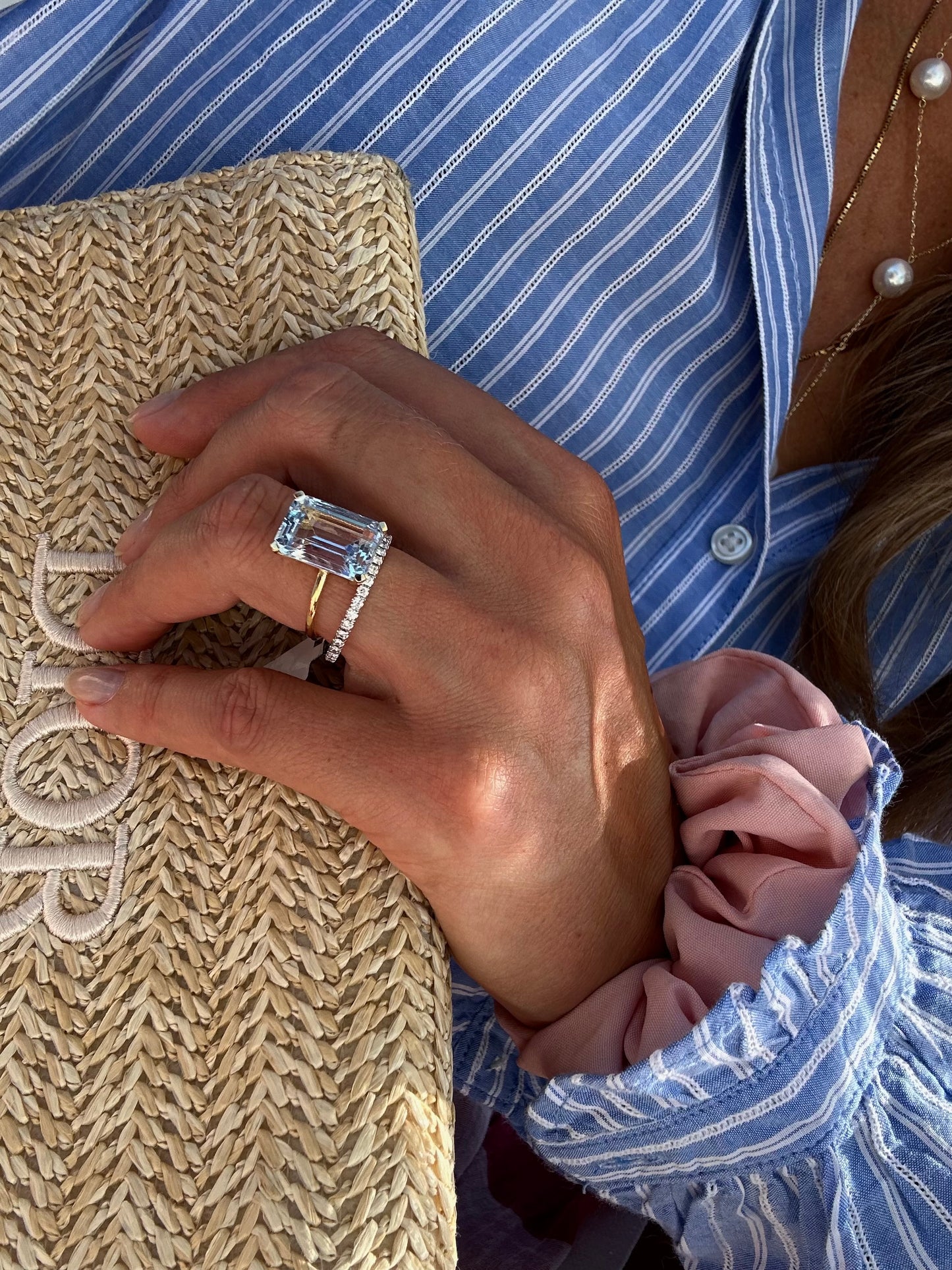 Anello con topazio azzurro taglio smeraldo