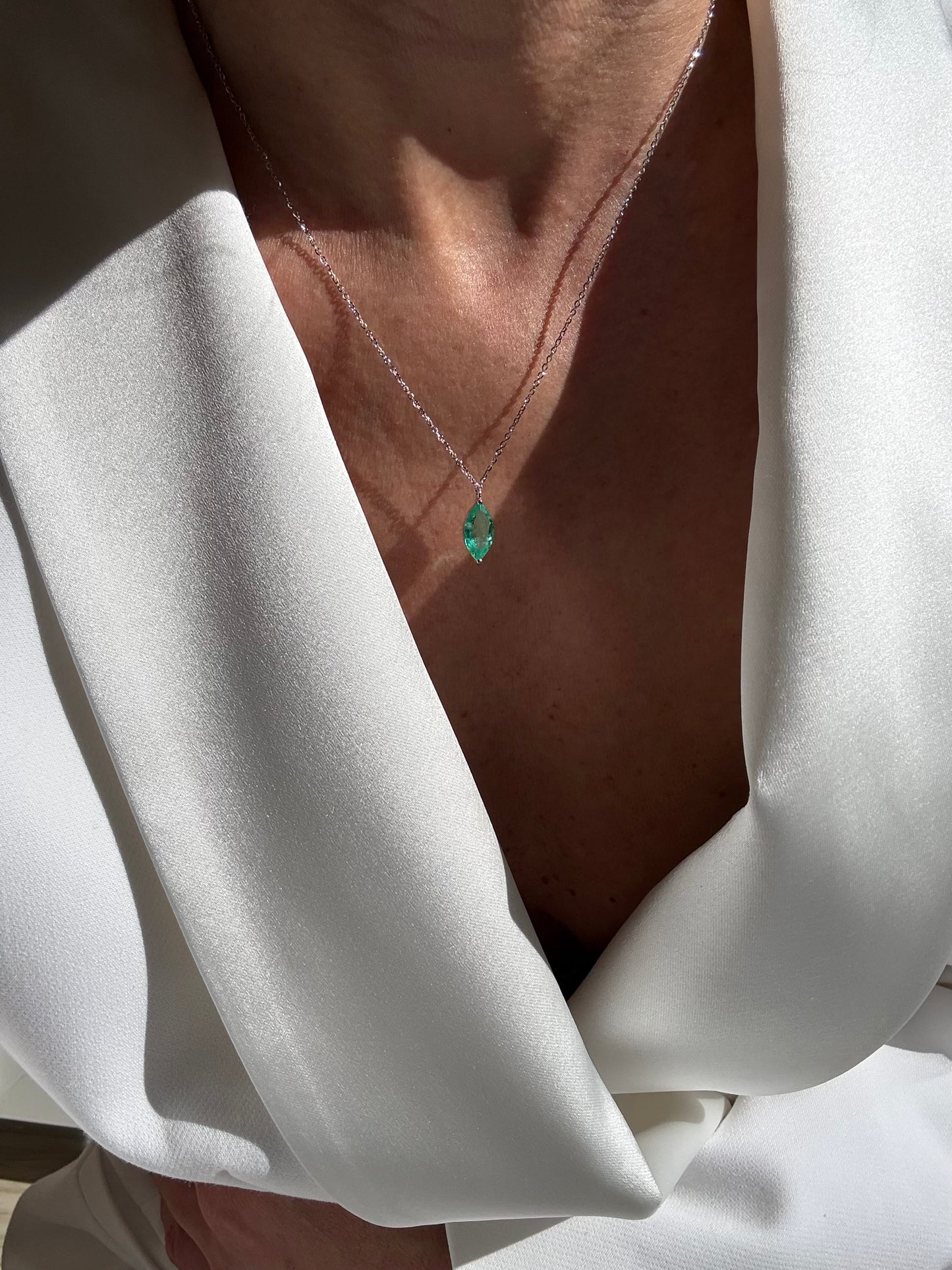 Catenina con smeraldo marquise