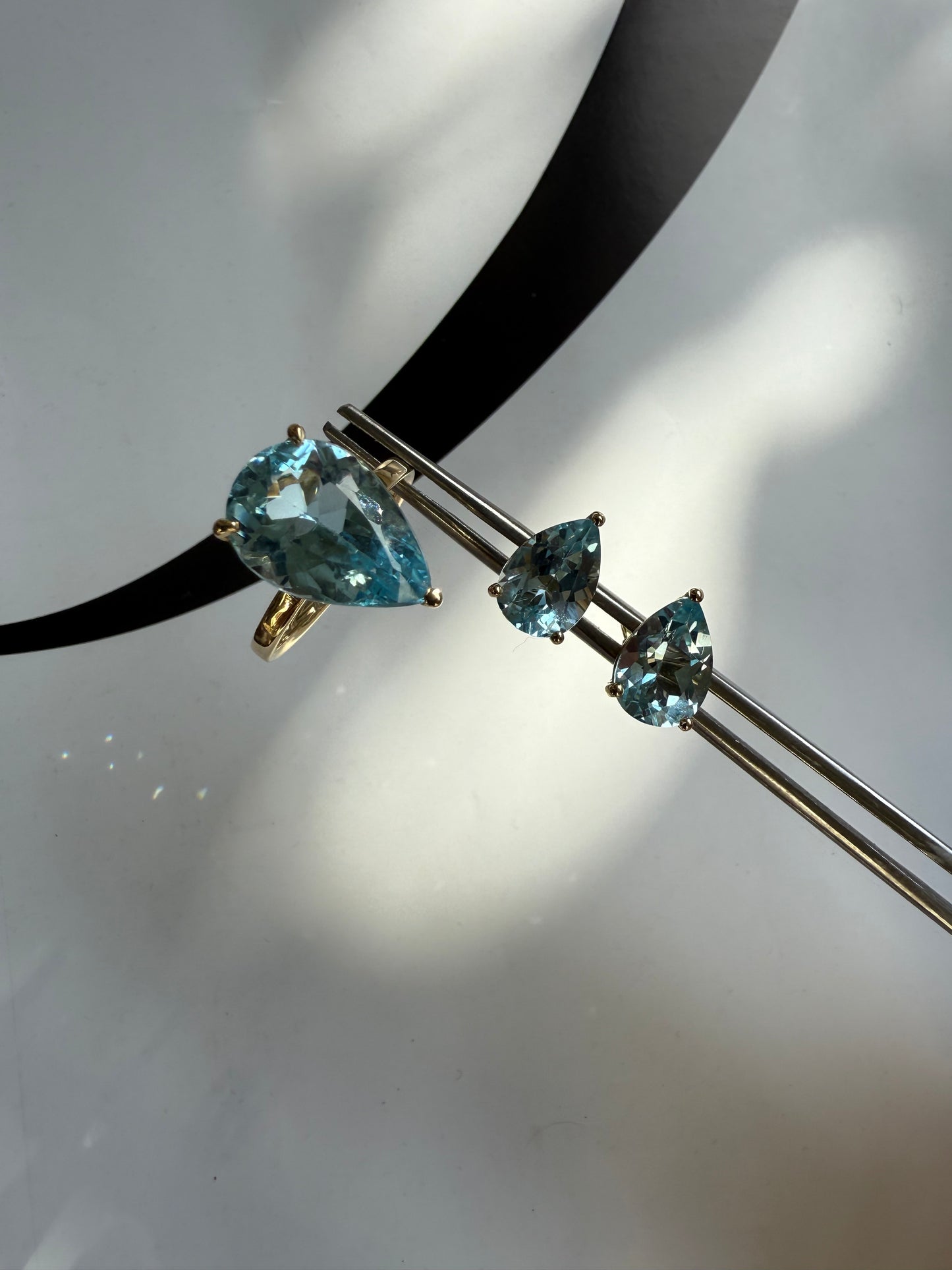 Orecchini in oro con goccine di topazio azzurro