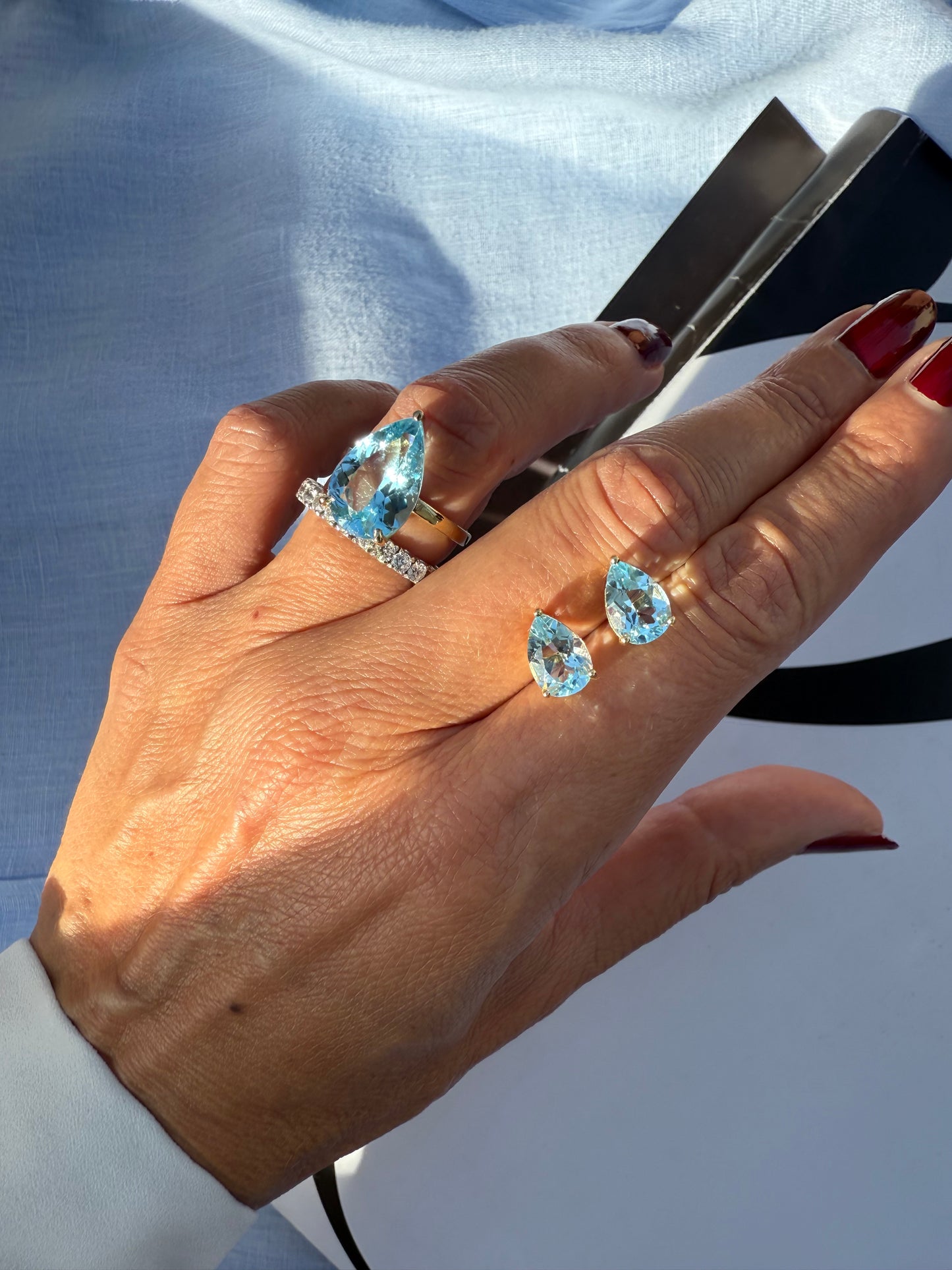 Anello con topazio azzurro a pera