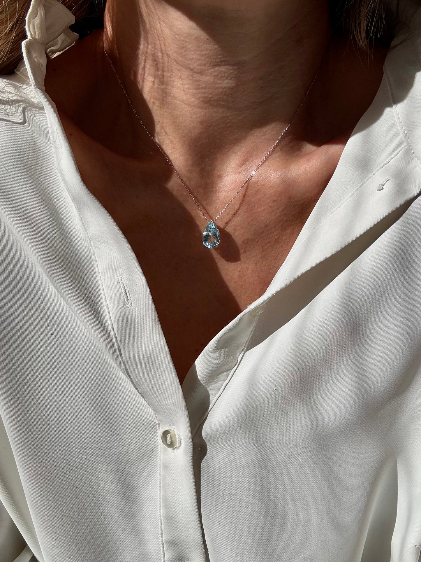 Catenina in oro con topazio azzurro