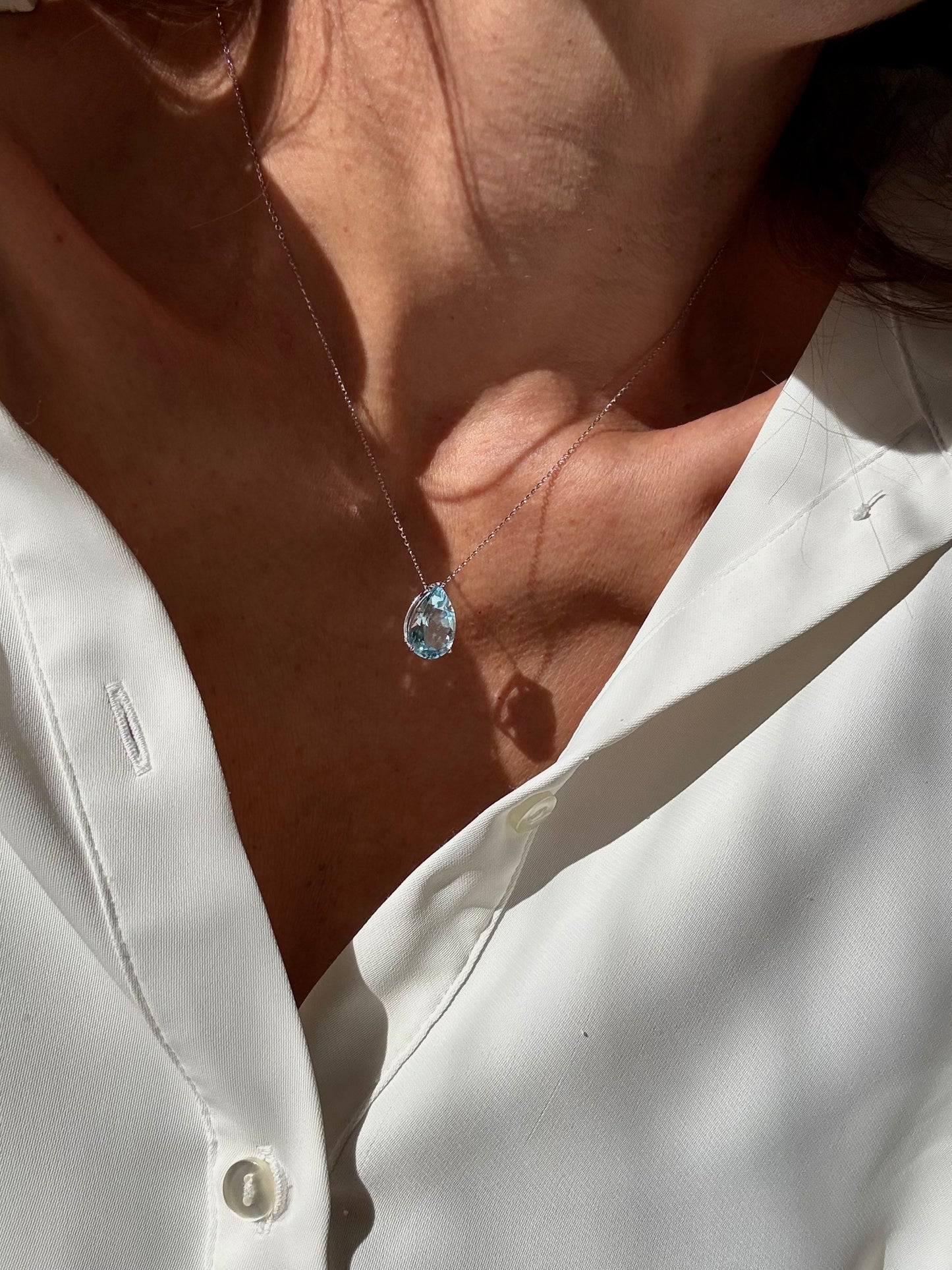 Catenina in oro con topazio azzurro