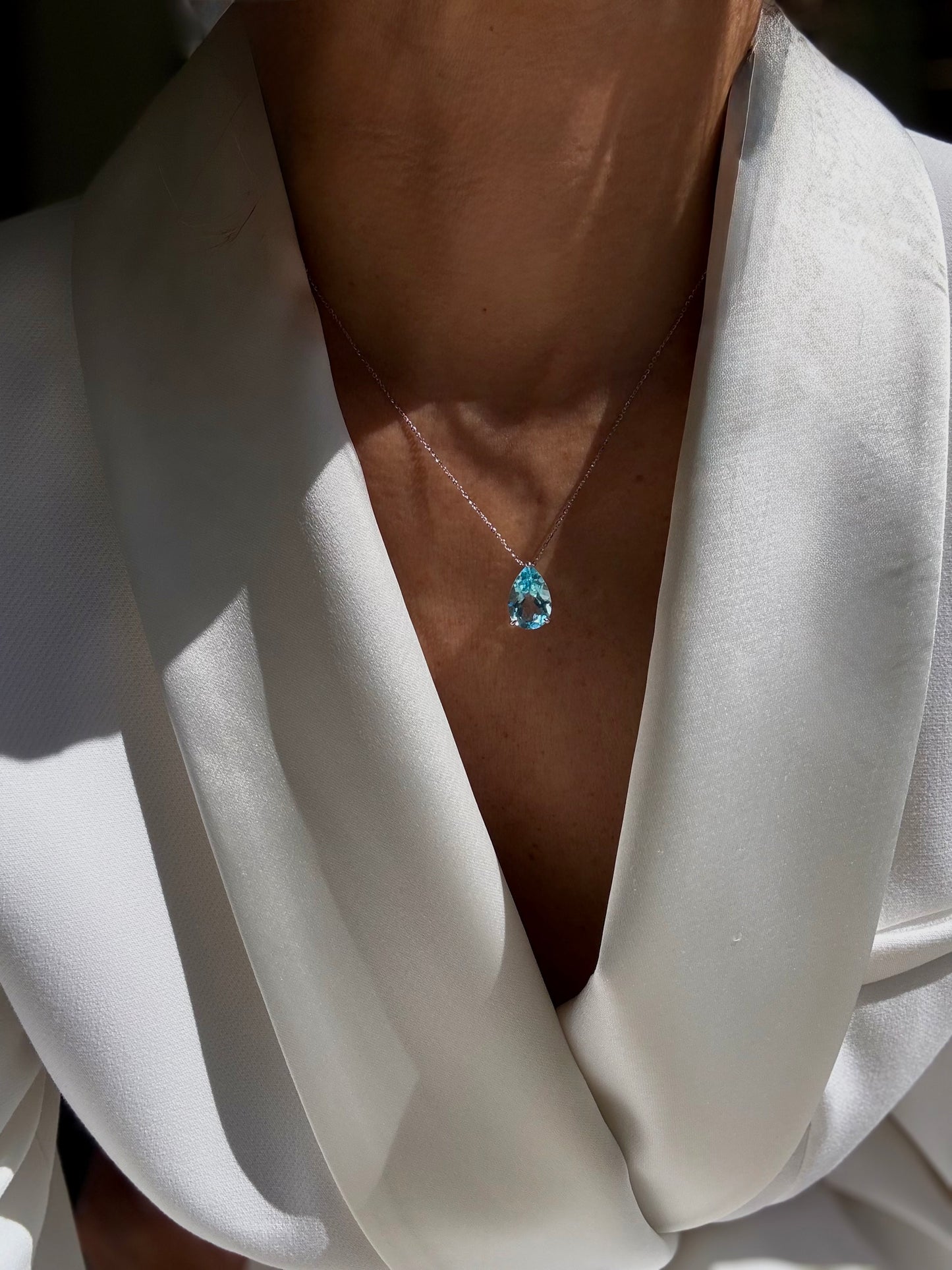 Catenina in oro con topazio azzurro