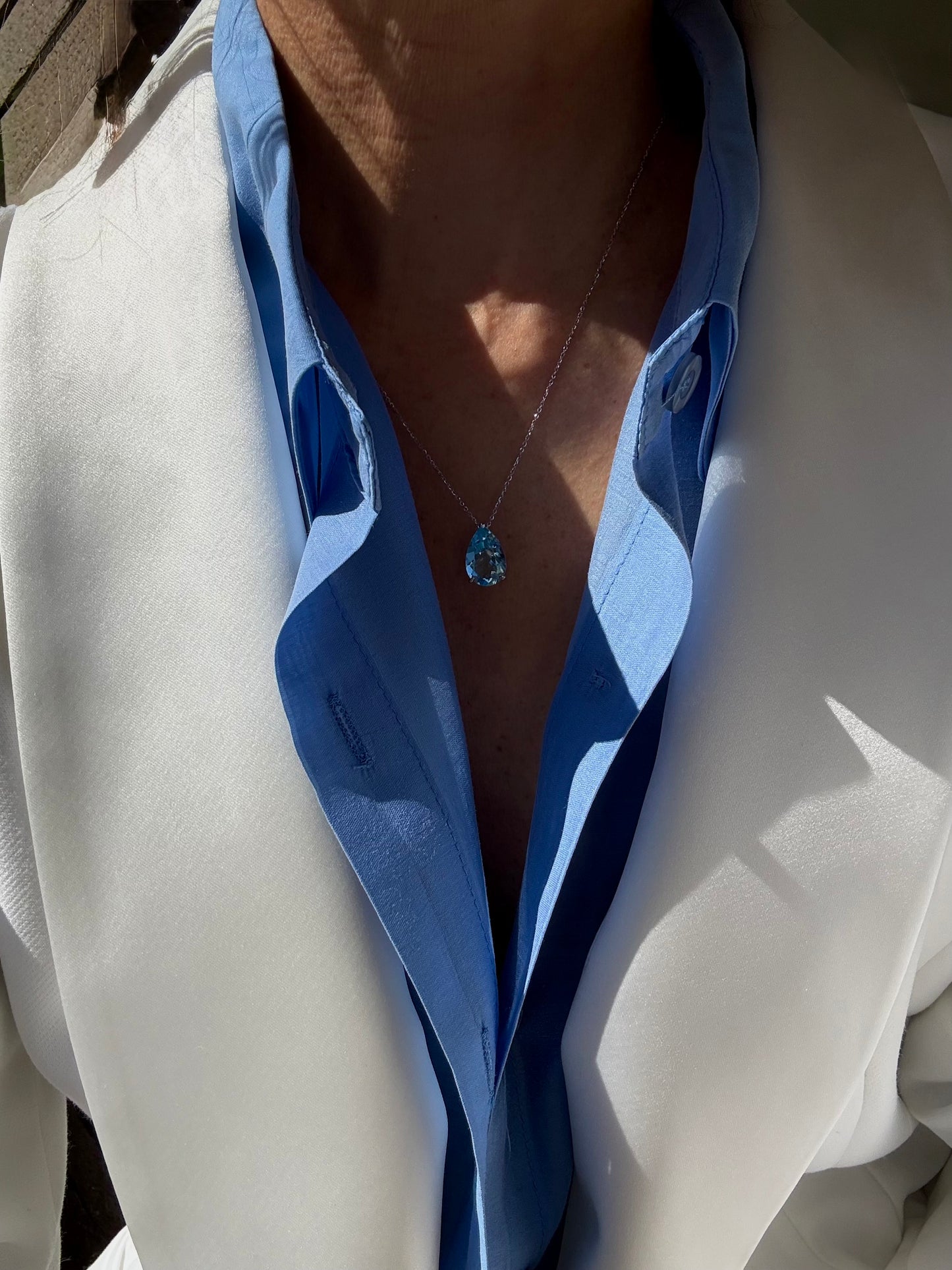 Catenina in oro con topazio azzurro
