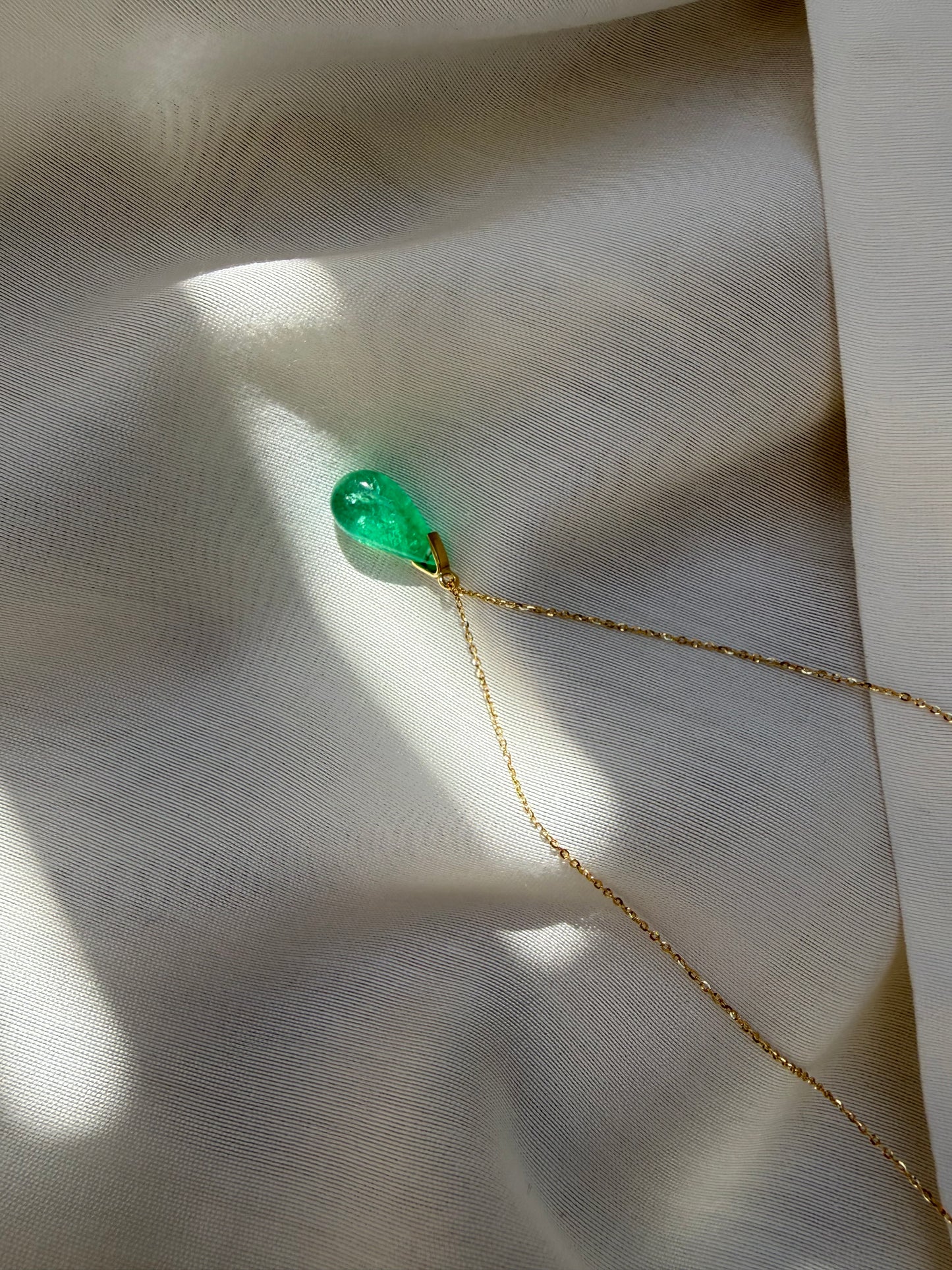 Goccia di smeraldo sulla catenina