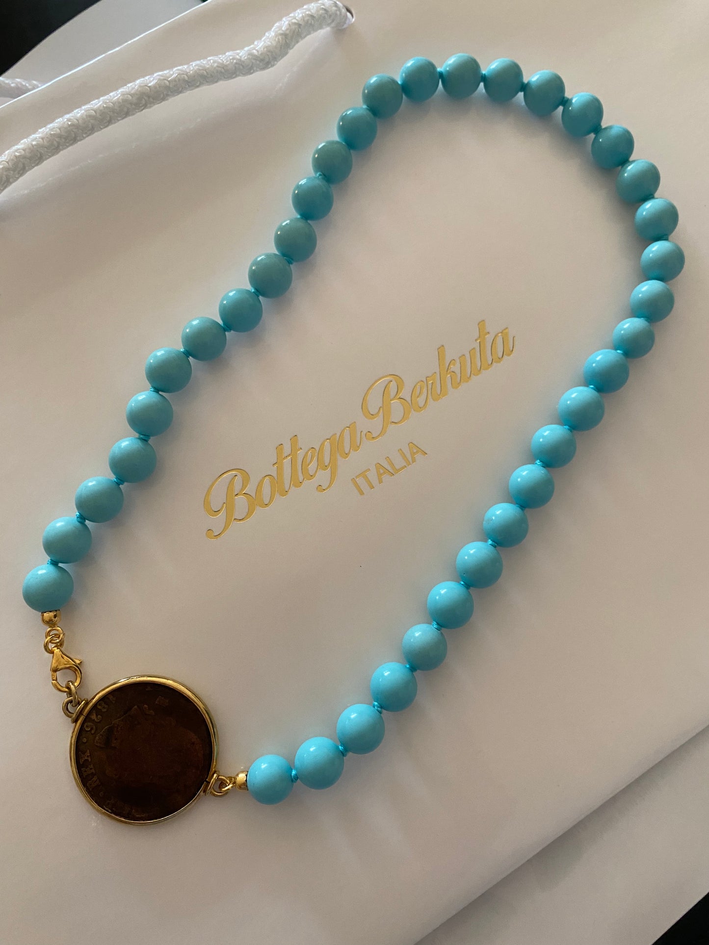 Collana a girocollo di pasta di turchese con moneta