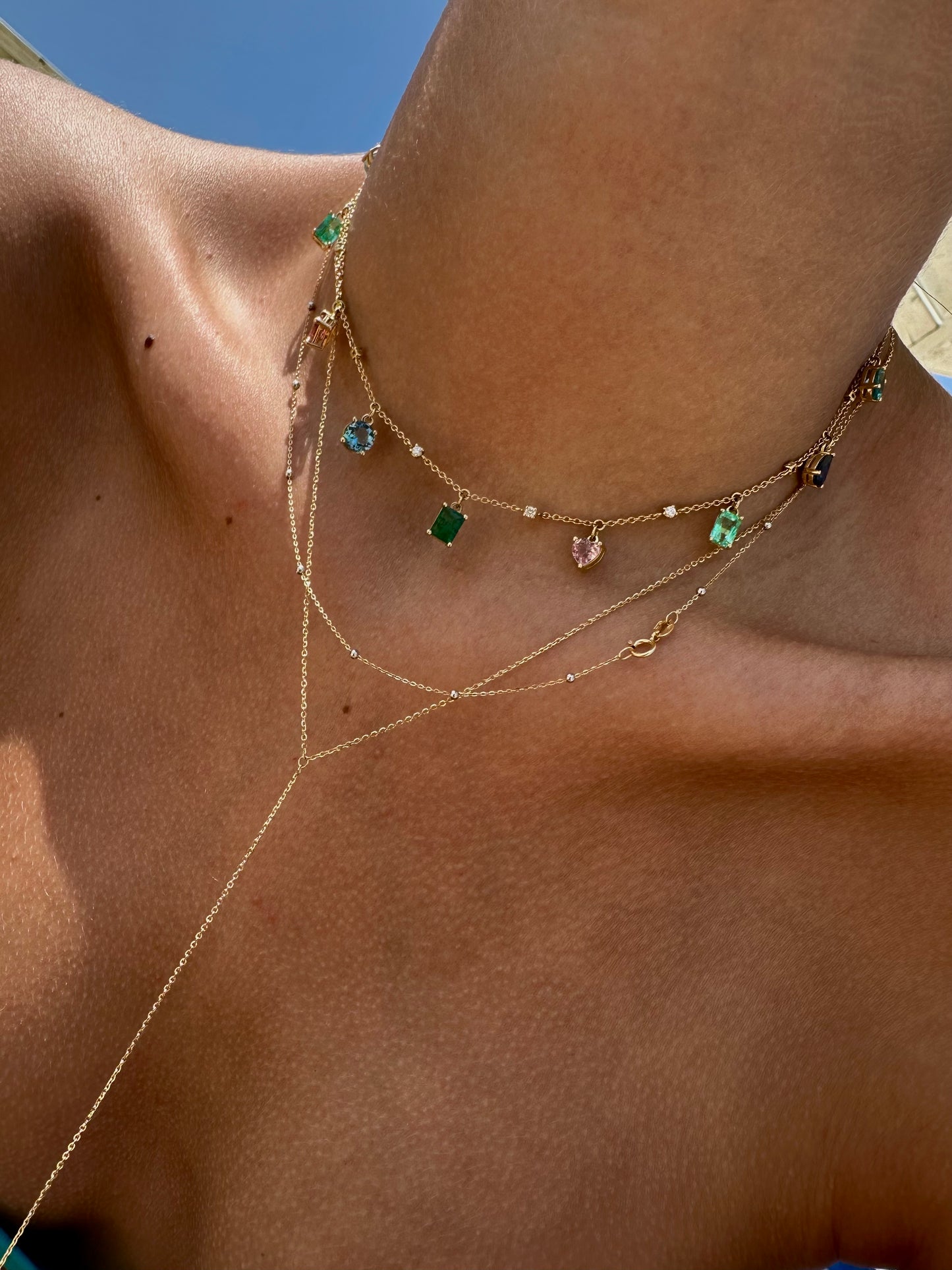 Catenina con pietre pendenti