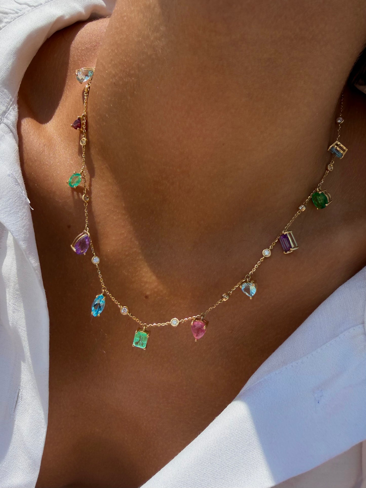 Yellow gold necklace with dangling stones