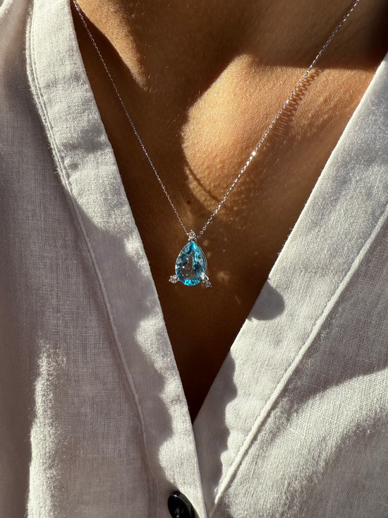 Catenina in oro con goccia topazio azzurro