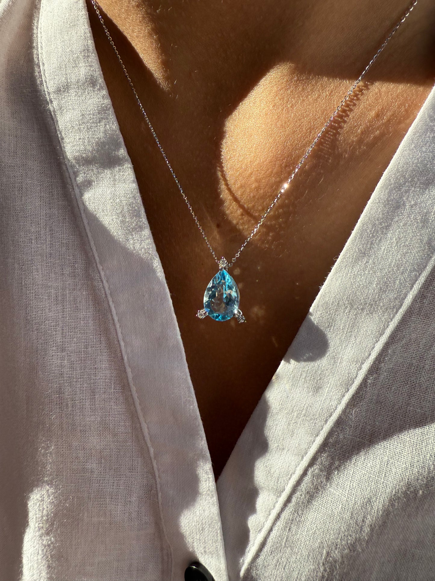 Catenina in oro con goccia topazio azzurro