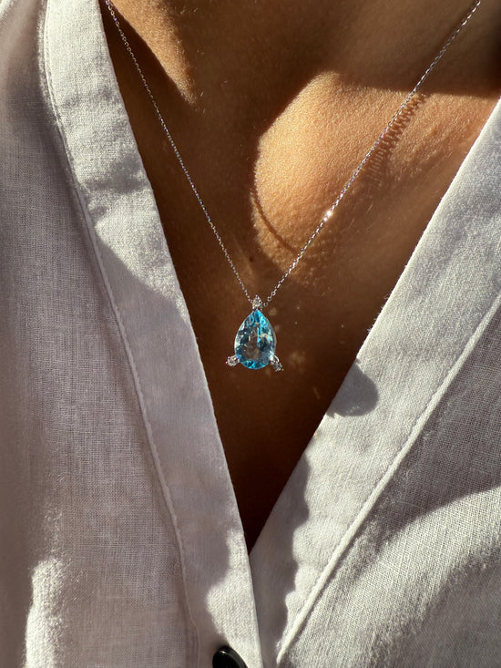 Catenina in oro con goccia topazio azzurro