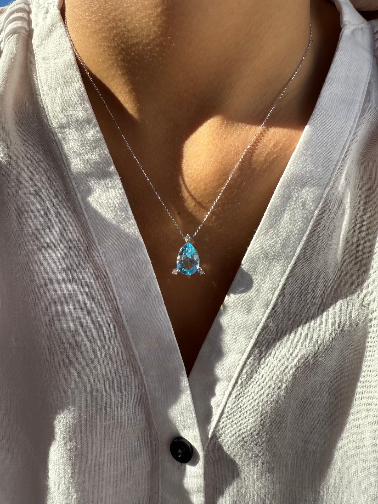 Catenina in oro con goccia topazio azzurro