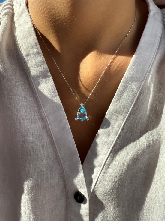 Catenina in oro con goccia topazio azzurro