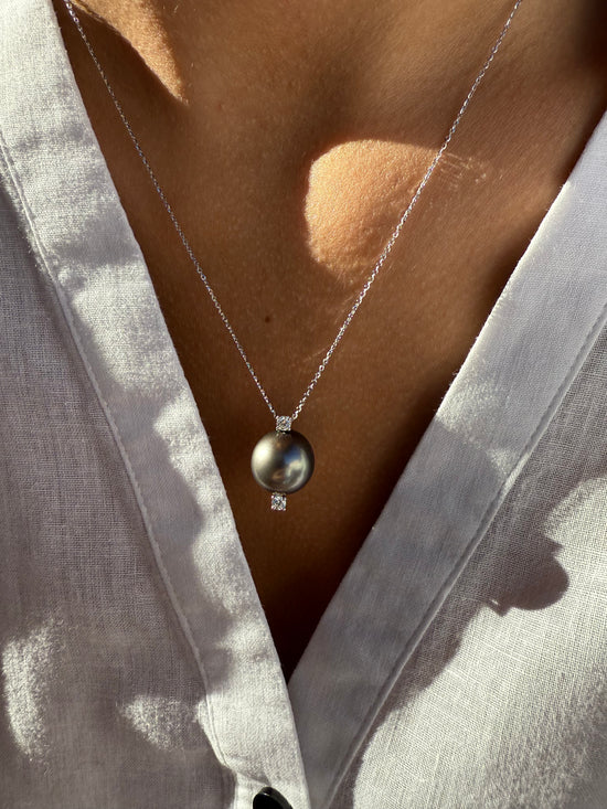 Catenina in oro con perla di mare e due diamanti