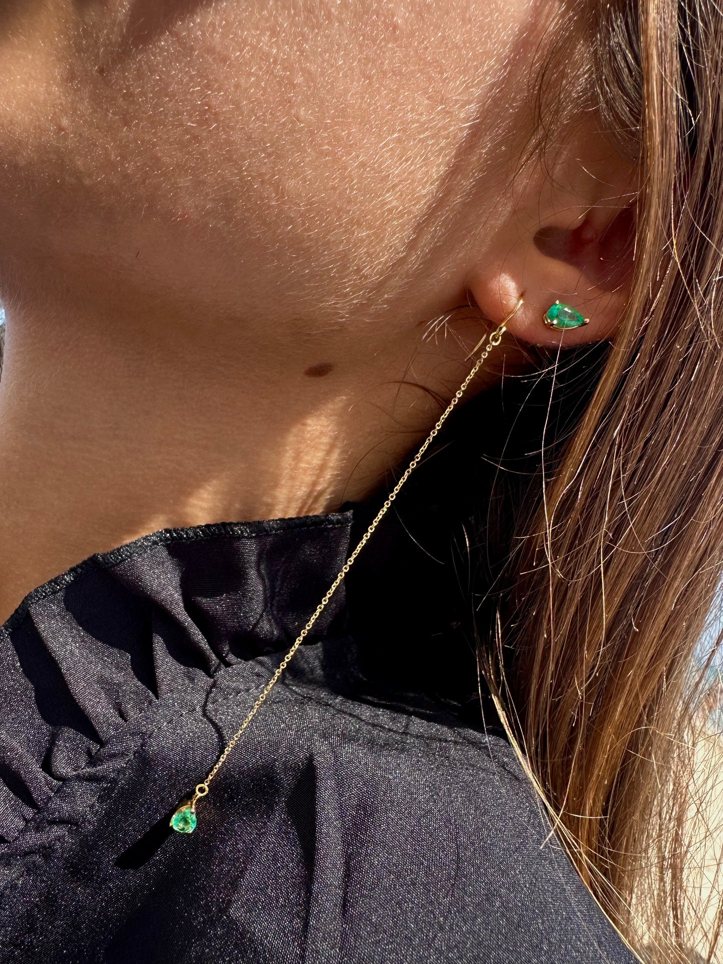 Mono orecchino con goccina di smeraldo