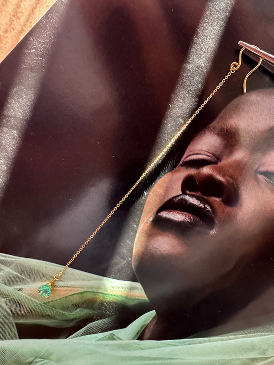 Mono orecchino con goccina di smeraldo