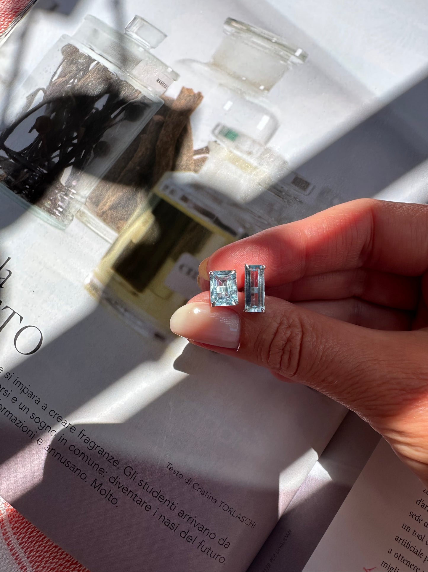 Orecchini diversi con topazio azzurro