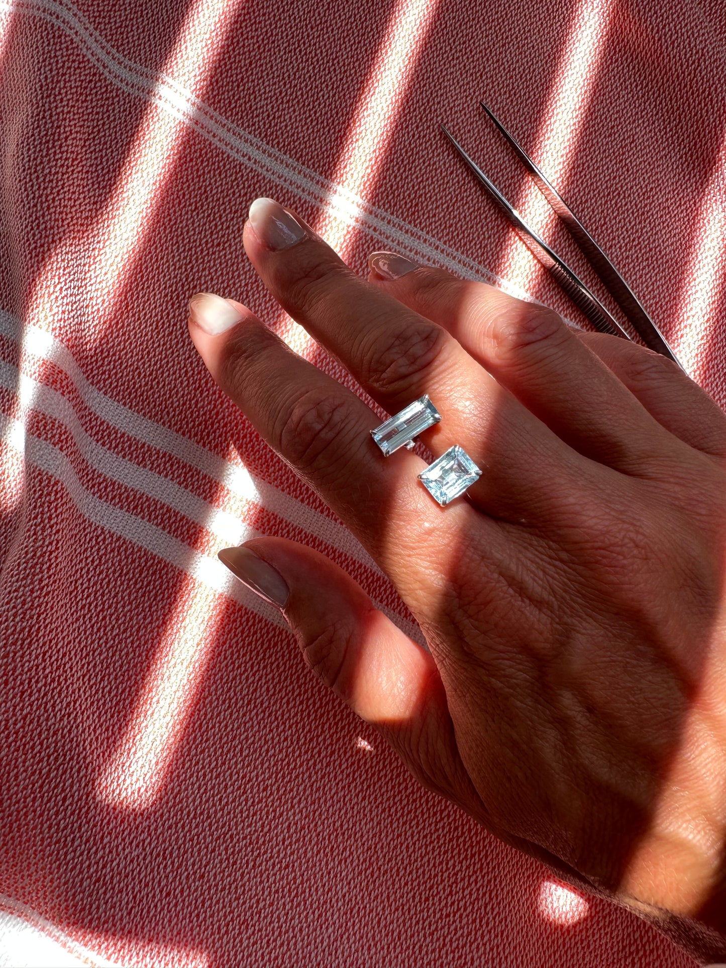 Orecchini diversi con topazio azzurro