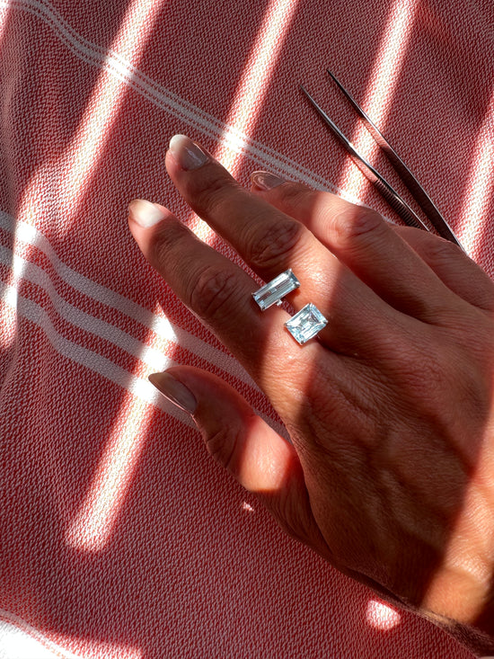 Orecchini diversi con topazio azzurro