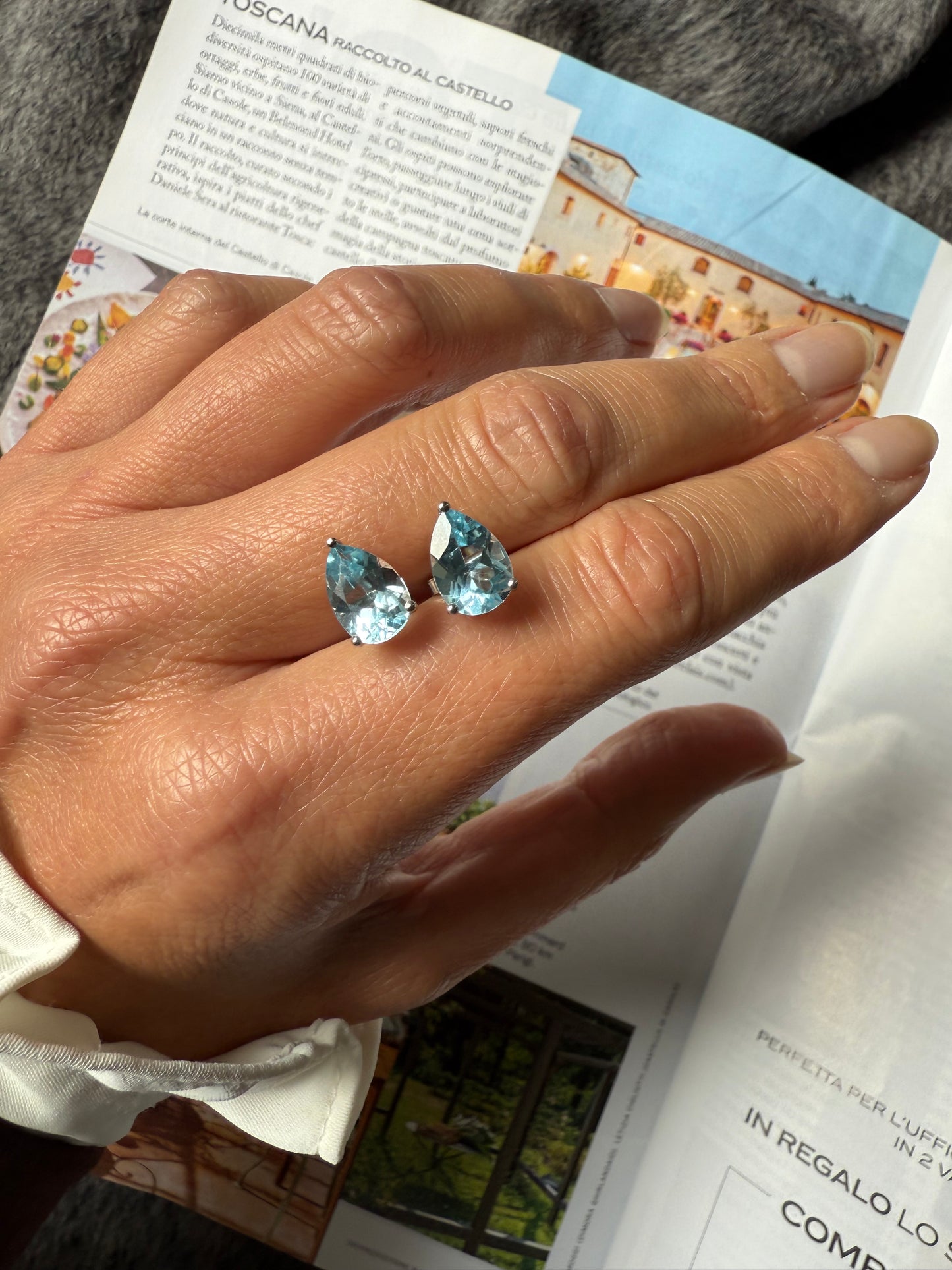 Orecchini in oro con goccine di topazio azzurro