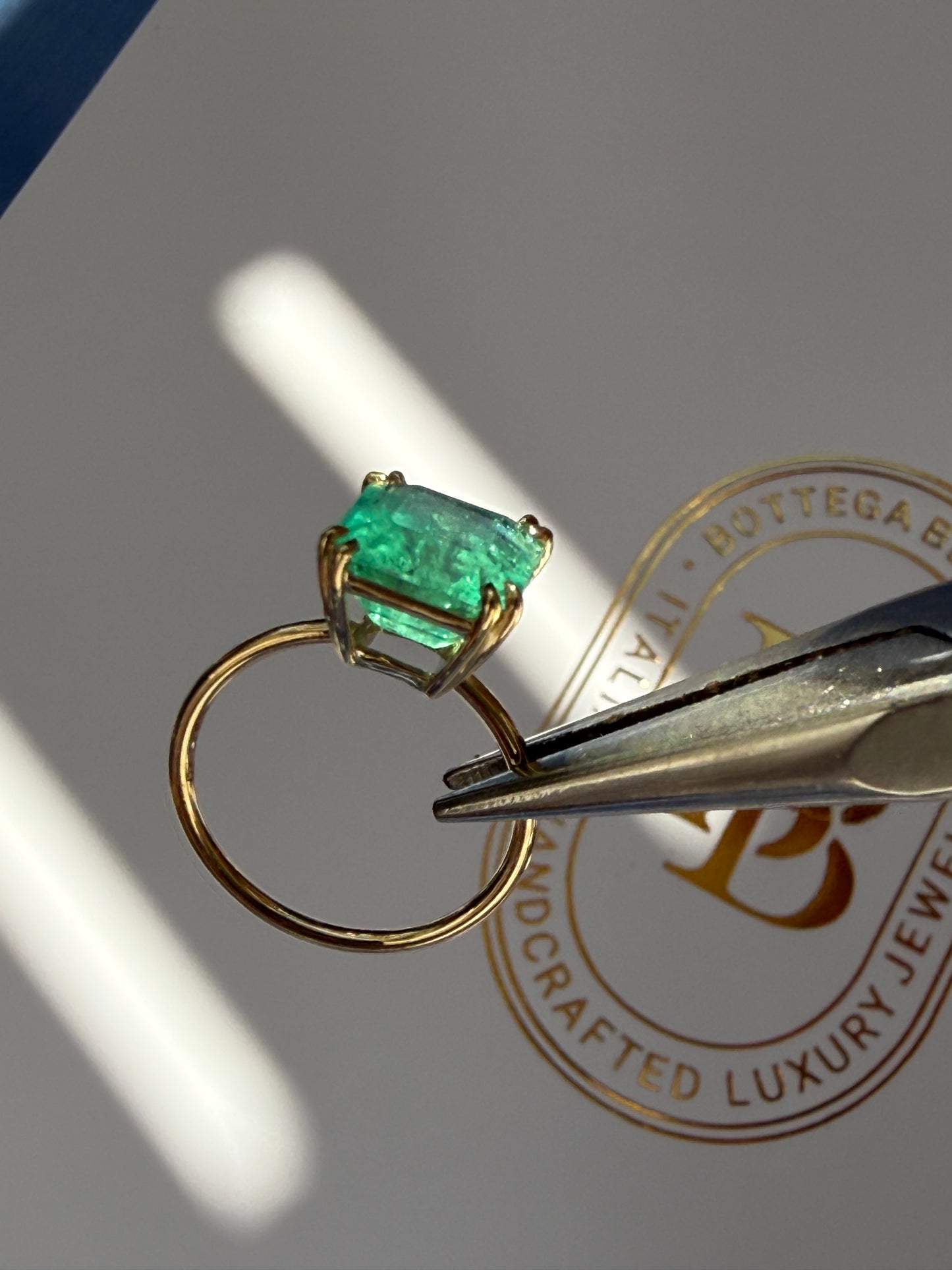 Anello con smeraldo 3.28